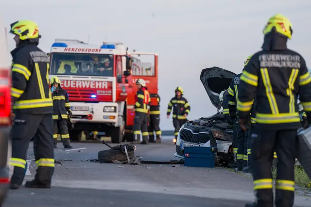 Die Feuerwehren übernahmen die Aufräumarbeiten nach dem Unfall. | Foto: Fotokerschi/Martin Scharinger