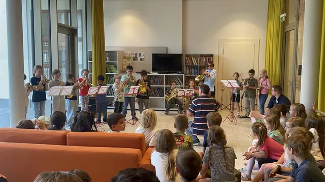 Seit diesem Schuljahr kooperiert die Volksschule Leoben-Stadt eng mit der Musikschule Leoben zusammen. Dabei soll den Volksschülerinnen und Volksschülern die Welt der Musik nähergebracht werden. | Foto: Julia Gostentschnigg