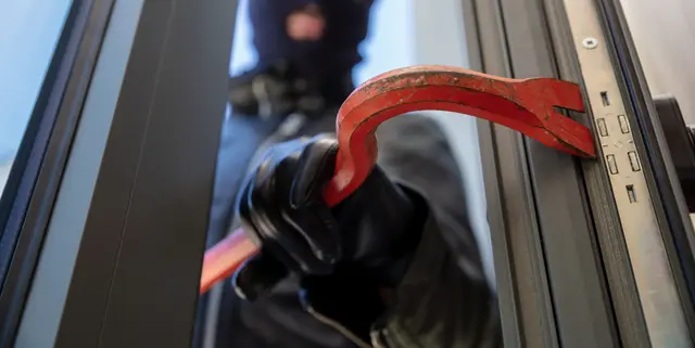 Die Täter sollen die Wohnungstür gewaltsam geöffnet haben. (Symbolfoto) | Foto: stock.adobe.com/at/Rawf8 