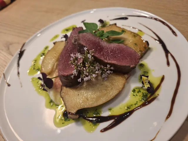 Im Stiftskeller Admont wird rosa gebratener Hirschrücken mit weißem Polenta und Erzbergstollenpilzen zubereitet. Dazu gibt es Preiselbeerjus. | Foto: Stiftskeller