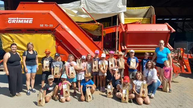 Die Kinder der ersten und zweiten Klasse der VS Koglhof waren zu Besuch am Bauernhof in Piregg.  | Foto: Derler