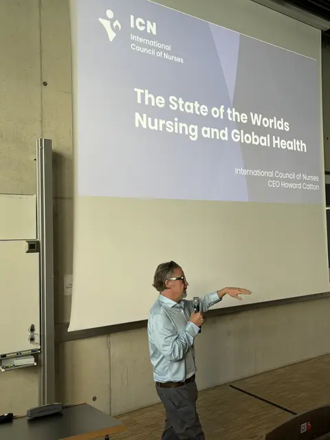 Pflegeexperte Howard Catton (links), CEO des International Council of Nurses (ICN) hielt einen Gastvortrag an der PMU Salzburg. | Foto: Lisa Gold