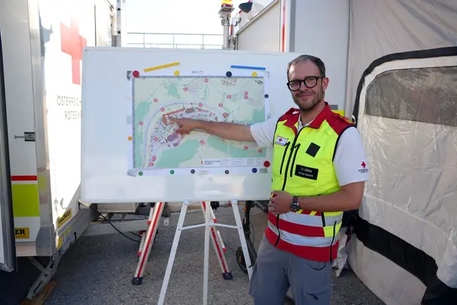  Stefan Soucek, interimistischer Leiter des Rettungsdienstes und Rotkreuz-Koordinator für das Festival, berichtet von einem professionellen und routinierten Einsatz. | Foto: Rotes Kreuz Salzburg