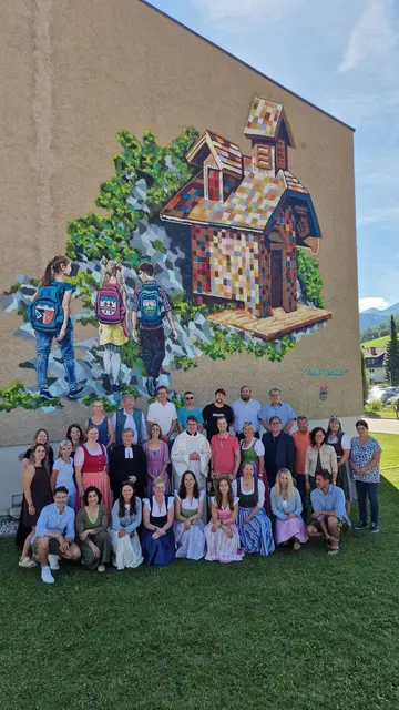 Das Friedenskircherl am Stoderzinken ist ab sofort auch an der Fassade der Gröbminger Mittelschule zu sehen. | Foto: Mittelschule Gröbming