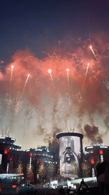 DJ Bunt verabschiedete sich mit einem Feuerwerk vom Salzburger Publikum.  | Foto: MeinBezirk Salzburg
