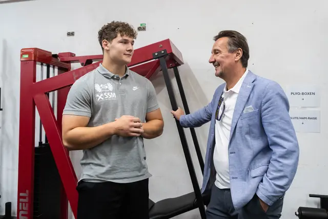 Im Bild: Landesrat Martin Zauner mit Dominik Freundlinger. | Foto: Land Salzburg/Neumayr/Hofer