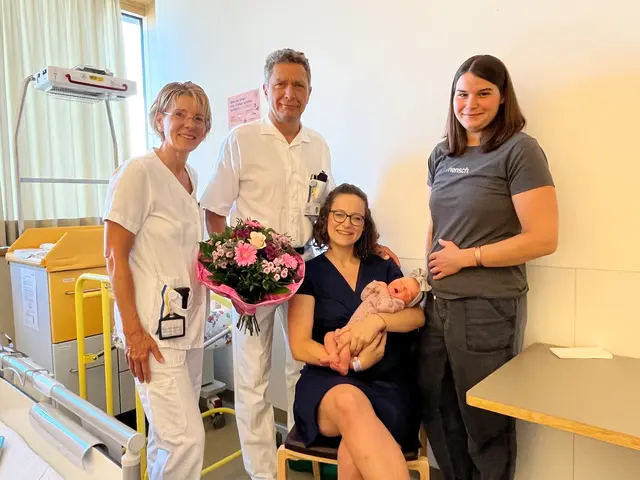 Jubiläumsbaby Ela-Nora gemeinsam mit Mama Lisa Wannebauer und Partnerin sowie Hebamme Alexandra List und Abteilungsvorstand Gynäkologie und Geburtshilfe Andreas Brunner. | Foto: NÖ LGA – Landesklinikum Baden-Mödling