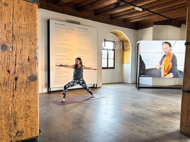 Die Yogalehrerin und Kommunikationsfachfrau Martina C. Trummer erläutert, dass Yoga Mittel zum Zweck sei, damit man einen anderen Zugang eröffnet: ,, Yoga ist dabei nicht Selbstzweck, sondern eröffnet einen anderen Zugang - ruhig, bewusst und mit Zeit, einen der bedeutendsten Kulturorte Salzburgs neu wahrzunehmen. 