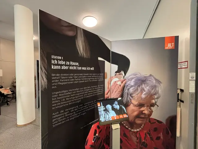 In verschiedenen Stationen zeigt die Ausstellung die unterschiedlichen Arten von Gewalt. | Foto: Königer