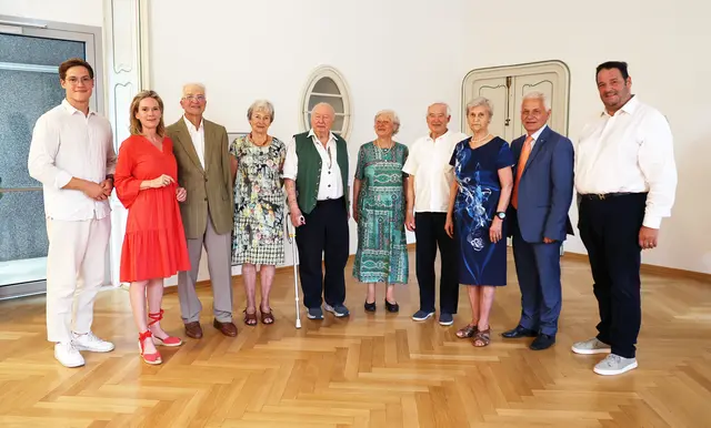 Alles Gute zum 85. Geburtstag: Volker Herget, Brünhilde Stefan, Gerhard Chroust, Franziska Von Ow, Günter Fleischmann und Ingeborg Slabina (v.l.). | Foto: Marktgemeinde Maria Enzersdorf