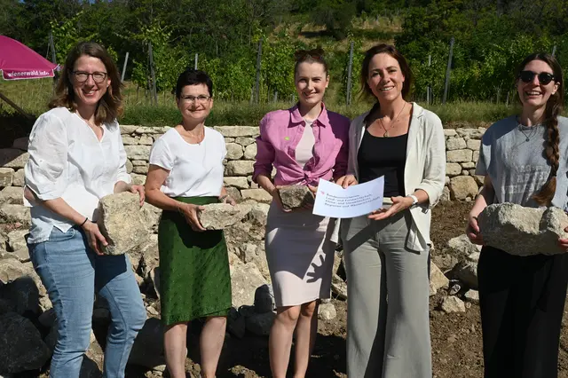 Umweltgemeinderätin Maria von Balthazar, Bürgermeisterin Dagmar Händler, Obfrau der Modellregion Thermenlinie Vzbgm. Natalie Scharschon, Modellregion Thermenlinie-Geschäftsführerin Louisa Schauer und Nina Kovacs vom Biosphärenpark Wienerwald.