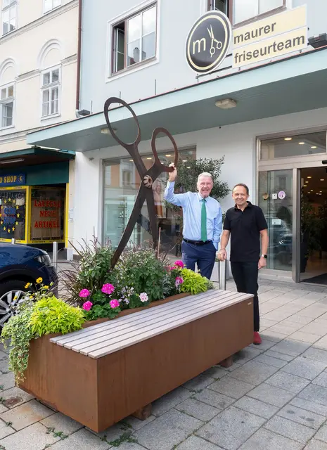 Bürgermeister Klaus Schneeberger (ÖVP) mit Friseur Peter Maurer. | Foto: Stadt Wiener Neustadt/Maurer