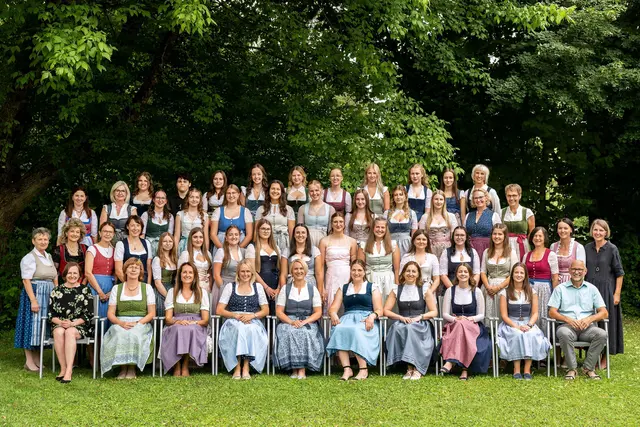 Die 3A-Klasse –1. Reihe sitzend: Michaela Pammer, Annemarie Bruneder, Elisabeth Hofinger, Petra Haas, Sonja Gimplinger, Marlene Mayer, Adelheid Gadermayr, Theresa Kraft,, Christina Jäger und Alfred Steininger. 2. Reihe – stehend: Maria Neuwirth, Elfriede Lehner-Dittenberger, Katharina Mayer, Burgi Madl, Marlene Lindner, Lena Moser (GE), Lana Schwarzgruber (AE), Lena Daller (AE), Laura Reitböck (GE), Hannah Schlöglmann (AE), Leonie Baminger (AE), Lea Leidinger (AE), Susanne Baumgartner (GE), Selina Haidinger, Edith Hofinger, Doris Krenninger, Gerlinde Bogner. 3. Reihe – stehend: Sandra Ecker, Tanja Ecker, Maria Nindl (GE), Stella Ries (GE), Sarah Scharinger, Jana Tallafuß (AE), Rosa Rothner, Julia Baumgartner, Lena Gruber, Lena Enöckl, Doris Grünbart, Barbara Ober. 4. Reihe – stehend: Annika Wöllinger (AE), Rebecca Humer, Laura Dornetshumer, Sophie Sageder (AE), Jana Schmidseder (AE), Katrin Kaufmann (AE), Eva Wölflingseder (AE), Leonie Gahleitner (AE), Marie Jobst (AE), Elisabeth Rainbacher-Binder.

AE = Ausgezeichneter Erfolg
GE = Guter Erfolg | Foto: LFS Andorf