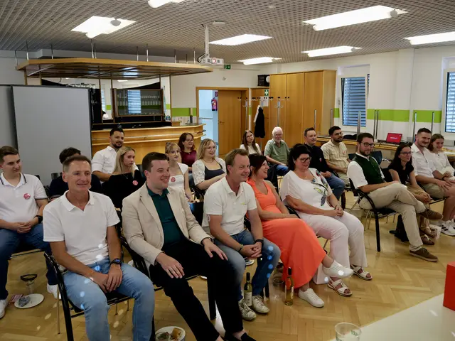 Eine Gruppe Menschen sitzt in einem Sitzungssaal
