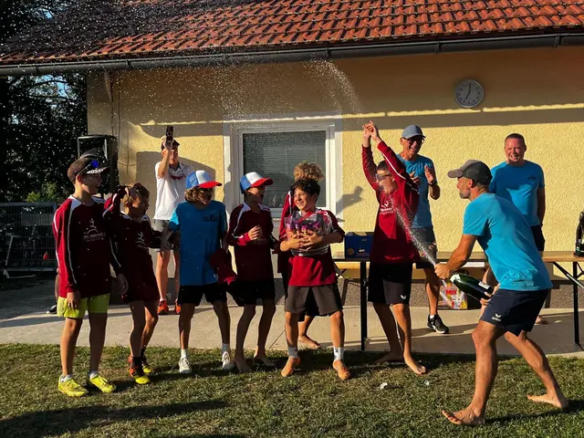 Die junge Mannschaft „Stadtmeister 2030“ musste sich knapp geschlagen geben, feierten aber wie die Sieger. | Foto: Jürgen Aicher