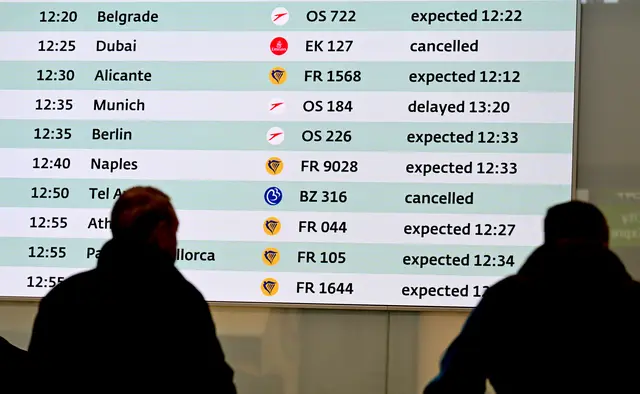 Die Anzeigetafel am Flughafen Wien-Schwechat zeigte am 2. März zahlreiche gestrichene Flüge – darunter Verbindungen nach Dubai. Insgesamt waren damals acht Fluggesellschaften betroffen, die Wien mit sieben Destinationen in der Golfregion verbanden. | Foto: APA-Images / APA / ROLAND SCHLAGER
