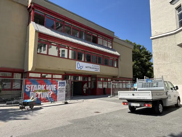 An der Europamittelschule haben mit Beginn der Sommerferien umfassende Sanierungs- und Modernisierungsarbeiten begonnen. | Foto: Martina Obertimpfler 