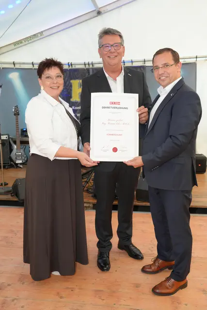 Den Berufstitel Kommerzialrat verliehen Eder WK-Vizepräsidentin Herta Walits-Guttmann und Präsident Andreas Wirth (rechts). | Foto: Wirtschaftskammer