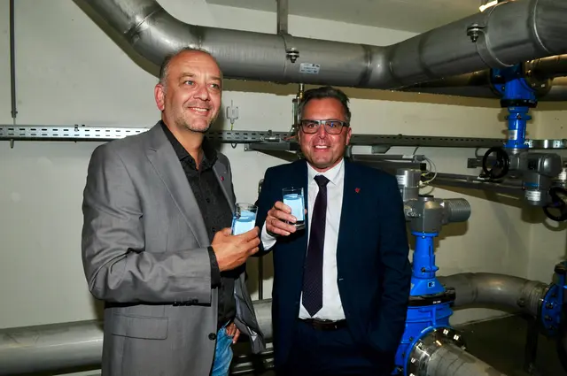 Bei der Eröffnung der Tiefbrunnen gönnten sich Bgm. Klaus Gritsch und Vizebgm. Franz Sailer ein "Prost mit Trinkwasser". | Foto: Hassl