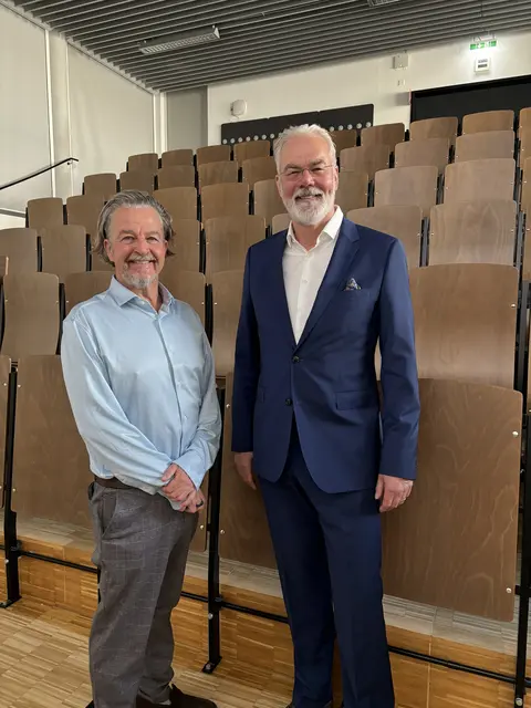 Pflegeexperte Howard Catton (links), CEO des International Council of Nurses (ICN) und Jürgen Osterbrink, Vorstand Institut für Pflegewissenschaft und -praxis an der PMU | Foto: Lisa Gold