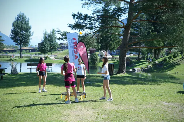Gemeinsame Spiele, Teamaufgaben und vielfältige Bewegungsangebote sorgen beim EuregioSportCamp für Spaß und stärken den Zusammenhalt der Jugendlichen aus Tirol, Südtirol und dem Trentino. | Foto: Land Tirol/Schallhart
