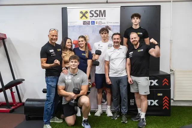 Neben einem Fechtzentrum und einer Leichtathletikhalle beherbergt die Unterflurhalle der HAK 2 in Salzburg-Lehen auch eine Kraftkammer. Im Bild v.l.: Thomas Wörz, Geschäftsführer und Sportliche Leitung des Salzburger Schulsportmodells, Direktorin Daniela Huber-Krimplstätter (HAK), Dominik Freundlinger, Nataša Pavić, Laurin Korber-Perner, Landesrat Martin Zauner, Felix Scheiber und Enno Vogel, Projektverantwortlicher für die „Unterflurhalle“ beim SSM. | Foto: Land Salzburg/Neumayr/Hofer