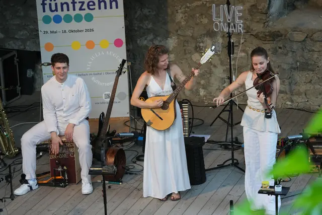 Die Geschwister Limani begeisterten zum Auftakt des Via Iulia Augusta Kultursommers 2026 in der Ruine Hohenburg mit musikalischer Vielfalt und mitreißender Bühnenpräsenz. | Foto: Willi Pleschberger und Elisabeth Kubin