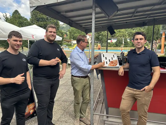 Vier Personen testen eine Pizza