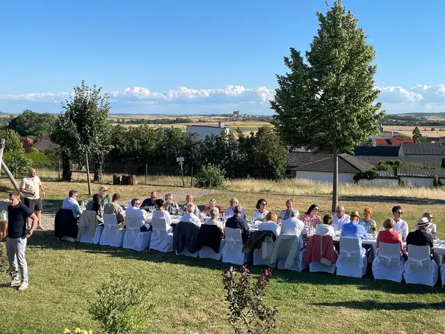 An einer festlich weiß gedeckten Tafel mitten in der Natur genießen die Gäste von Juni bis August ein exklusives 5-Gänge-Menü mit passender Weinbegleitung. | Foto: Markus Kahrer