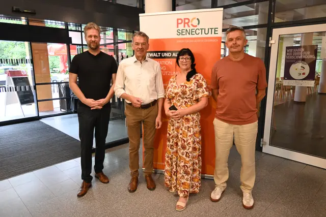 Mit einer feierlichen Eröffnung wurde am Montag, 14. Juli, im Wohnheim Reichenau der Innsbrucker Soziale Dienste die Wanderausstellung zum Thema Gewaltprävention im Alter eröffnet. | Foto: Königer