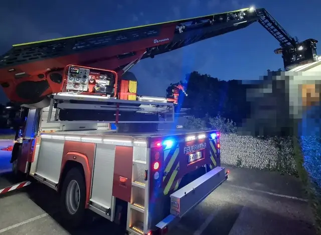 Die verletzte Person wurde mithilfe der Drehleiter der Feuerwehr Ried schonend aus dem ersten Obergeschoss gerettet. | Foto: FF Ried