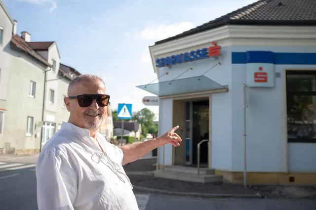 Karl Reiterer posierte für MeinBezirk erneut vor der Sparkasse Pottschach. An dem Tag räumten die Mitarbeiter gerade ihre Akten aus. | Foto: Santrucek