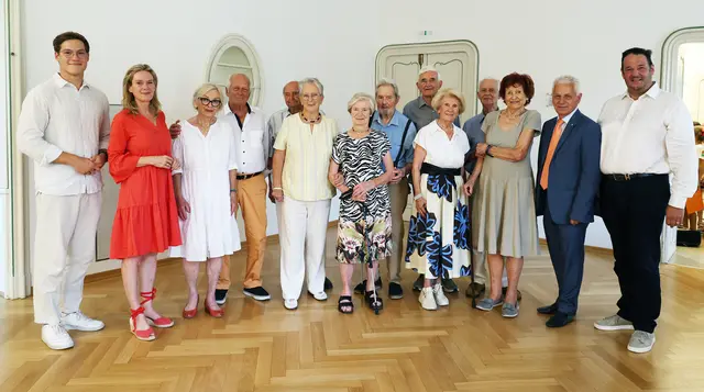 Lieselotte und Helmut Gunst (linkes Paar) feierten ihre Eiserne Hochzeit, Auguste und Helmut Johannides, Hannelore und Wolfgang Taubert, Hilde und Erwin Eder sowie Sieglinde und Wolfgang Weber (v.l.) ihre Diamantene Hochzeiten. | Foto: Marktgemeinde Maria Enzersdorf