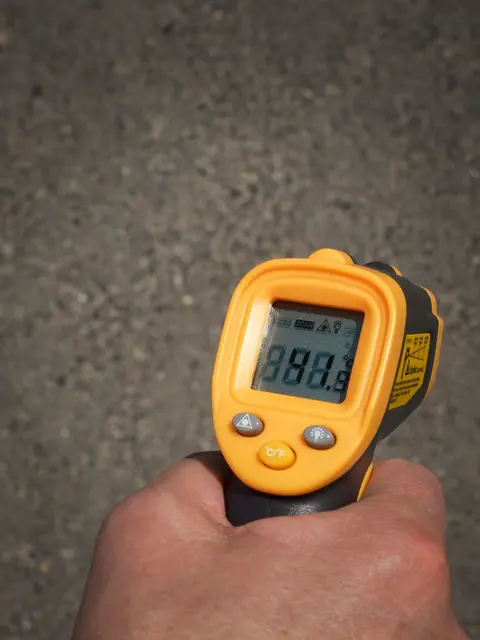 Am Veranstaltungsort in St. Marx zeigte das Infrarot-Thermometer mehr als 41 Grad an. | Foto: Grüne/Johow
