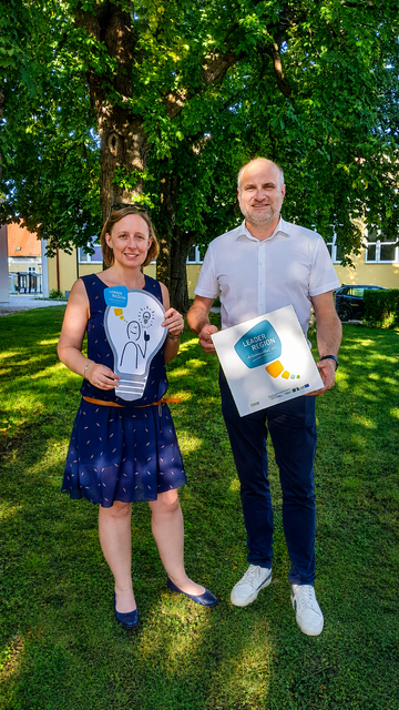 v.l.n.r. Christine Filipp (Geschäftsführerin der LEADER Region Weinviertel Ost) und Bgm. Christian Frank (Obmann der LEADER Region Weinviertel Ost) machen auf neue Fördermöglichkeiten aufmerksam.  | Foto: LEADER Region Weinviertel Ost