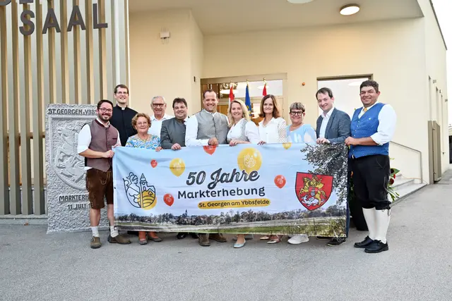 v.l.n.r.: gfGR. Georg Hahn, Pater Josef Brand, Bgm.aD. Liselotte Kashofer, AL.i.R. Alfred Traindt, LAbg. Mario Wührer, Bgm. Christoph Haselsteiner, Vbgm. Karin Grünberger, Bezirkshauptfrau Martina Gerersdorfer, gfGR. Monika Raffetseder (Gemeinde Ardagger), Bgm. Markus Burgstaller (Gemeinde Viehdorf) und Obm. der Trachtenkapelle St. Georgen/Y. Martin Teufel;