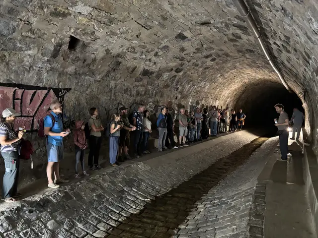 Verborgen unter der Stadt: Zahlreiche Teilnehmerinnen und Teilnehmer erkundeten den Grazbachkanal und erlebten dessen einzigartige Akustik hautnah. | Foto: Nina Hörack/MeinBezirk