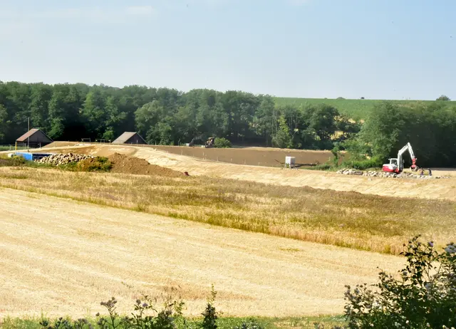 Der Hochwasserschutzdamm für Zellerndorf und das Pulkautal steht kurz vor der Fertigstellung. | Foto: Herbert Schleich