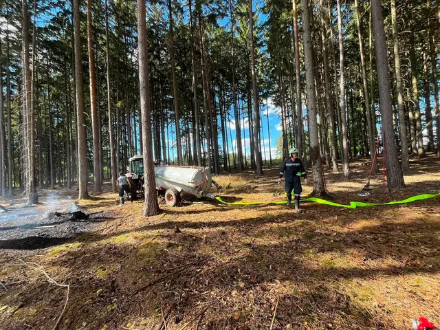 Landwirte aus der Region unterstützen den Feuerwehreinsatz mit Traktoren, Güllefässern und einem Großtankanhänger. | Foto: Feuerwehren