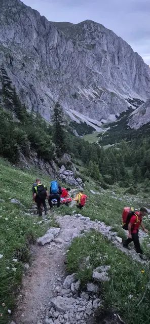 Weil der nachtflugtaugliche Hubschrauber nicht fliegen konnte, wurde die Frau mittels Trage ins Tal gebracht. | Foto: Bergrettung Gebiet Hochschwab