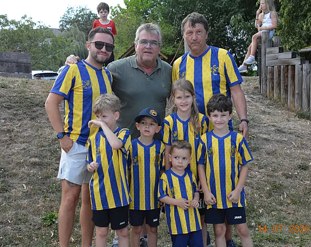 Betreiber dieser Trikotbestellungen: Marcel Unterweger (links) Bgm. Paul Mahr und "Nachwuchschef" Fischer Willi mit Kids
