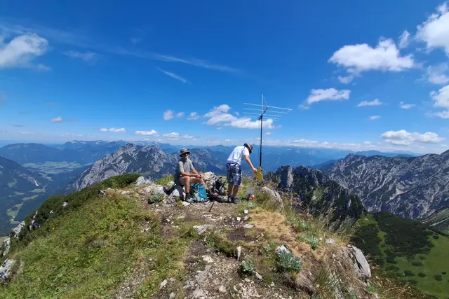 ....am Gipfel des Braunedel waren Funker/Gmunden unterwegs, die bis zu 800 km weit kommunizieren können. Hat mich natürlich interessiert.