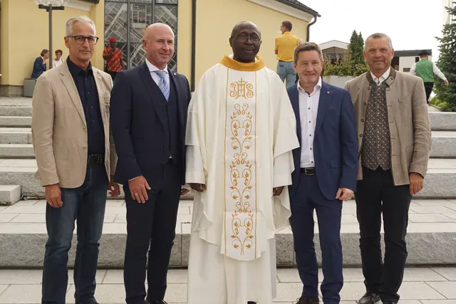 Manfred Spenlingwimmer (Direktor der Mittelschule St. Martin), David Allerstorfer (Bürgermeister Feldkirchen), Pfarrer Juventus Amadike, Manfred Lanzersdorfer (Bürgermeister St. Martin ) und Günther Kehrer (Amtsleiter Marktgemeinde St. Martin). | Foto: FRITZ Manfred