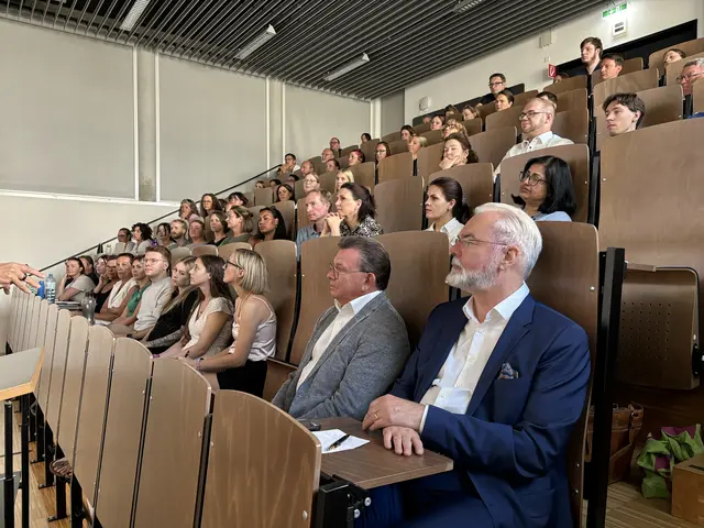 Gastvortrag von Howard Catton an der PMU. Im Bild auch Jürgen Osterbrink, Vorstand Institut für Pflegewissenschaft und -praxis an der PMU und der Pflegebeauftragte vom Land Salzburg, Karl Schwaiger | Foto: Lisa Gold