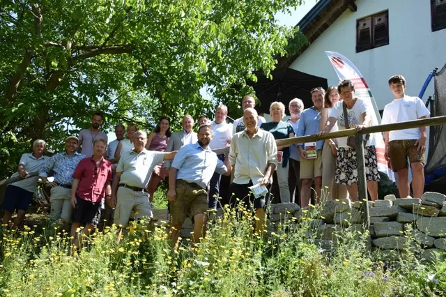 Abschlusspräsentation mit Naturparkspezialitäten Obmann Otto Knaus und Thomas Lorber im Kreise der Regionalpolitik und der Mitgliedsbetriebe, sowie
Besucherinnen und Besucher im Bioweingut von Dani und Otto Knaus. | Foto: Naturpark Spezialitäten