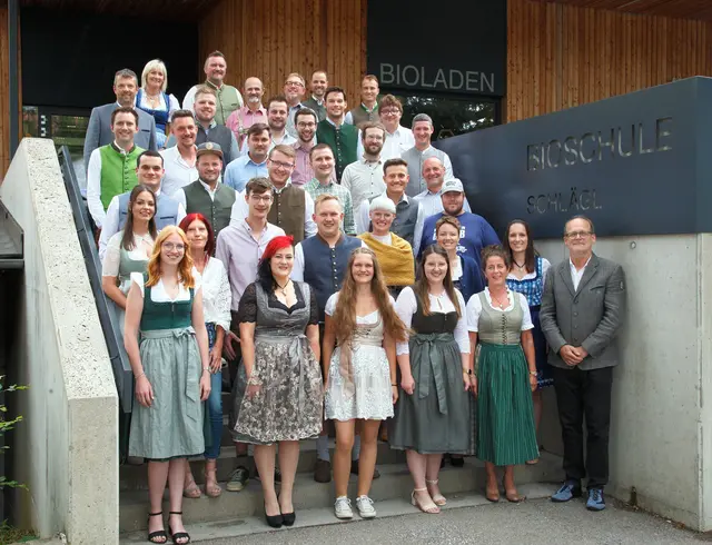 Abendschule Landwirtschaft
1. Reihe vorne v.l.: Eva Schenk, Alexandra Moser, Sandra Ecker, Laura Haudum, Jutta Müller, Direktor Johann Gaisberger
2. Reihe v.l.: Syndia Lockinger, Manuele Winkler, Dominik Stöbich, Florian Reisner, Michaela Reinthaller, Barbara Übermasser, Lena Keplinger
3. Reihe v.l.: Markus Mittermayr, Manuel Schaubmeier, Florian Hauer, Severin Kneidinger, Daniel Hofer, Fachlehrer Jonny Trautendorfer, Bernhard Pelzeder
4. Reihe v.l.: Sebastian Appl, Michael Wöß, Stefan Mühleder, Matthias Lindorfer, Stefan Zoidl, Stefan Bramel, Jürgen Eichhorn, Joachim Breidel, Fachlehrer Philipp Berger, Fachlehrer Lukas Leitner
Oberste Reihe v.l.: Flachlehrer Wolfgang Pühringer, Fachlehrerin Katharina Reisenzaun, Fachlehrer Markus Wöß, Fachlehrer Gerhard Etzlstorfer, Fachlehrer Hansjörg Hofmann, Fachlehrer Johannes Schütz, Flachlehrer David Keplinger | Foto: Bioschule Schlägl