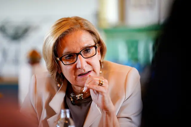 Die Landeshauptfrau hört beim Gipfelgespräch ganz genau zu.  | Foto: Josef Bollwein