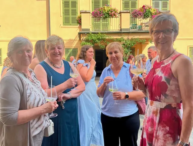 Eine fröhliche Damenrunde ist abgebildet.