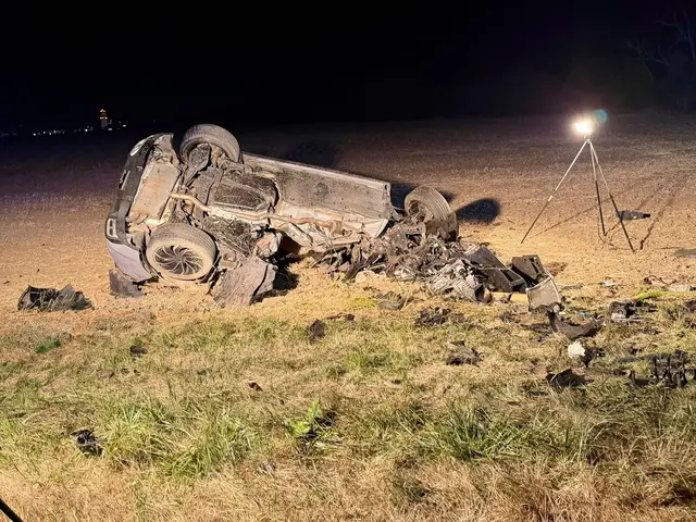 Das Fahrzeug war am Dach gelandet, für den Lenker kam jede Hilfe zu spät. | Foto: FF Schwechat