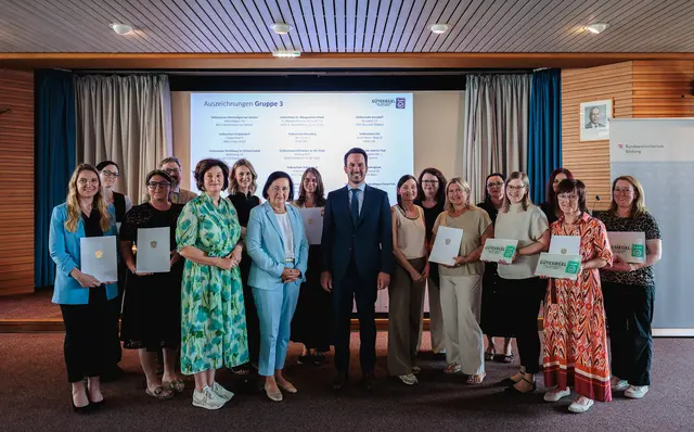 Bundesminister Christoph Wiederkehr und Bildungsdirektorin Elisabeth Meixner mit den ausgezeichneten Schulen aus der Steiermark | Foto: BKA / Valentin Brauneis  